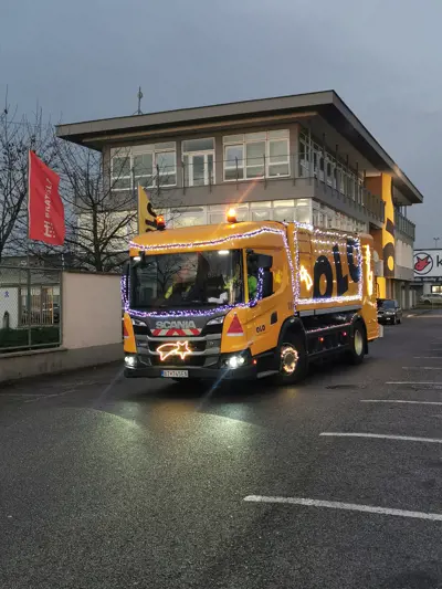 Vianočné smetiarske auto prechádza aj Lamačom